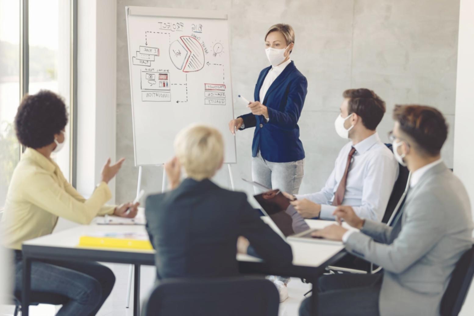 Estudiantes trabajando en análisis financiero colaborativo